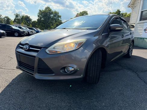 Used 2014 Ford Focus SE w/ Equipment Group 201A FWD image 9