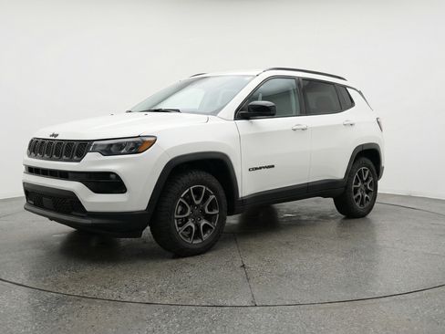Used 2025 Jeep Compass Trailhawk AWD/4WD image 3