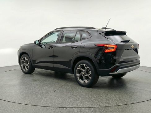 Used 2025 Chevrolet Trax LT FWD image 6