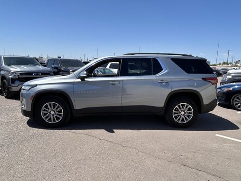 Used 2023 Chevrolet Traverse LT FWD image 2