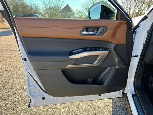 New 2025 Nissan Pathfinder Platinum image 10