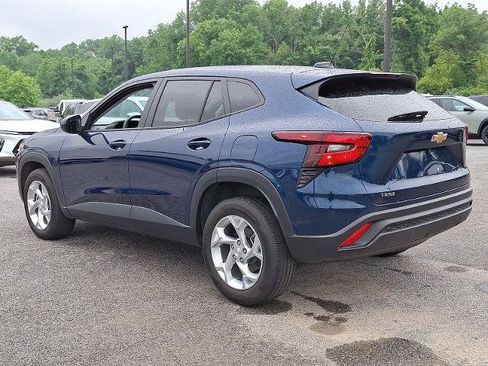 Used 2024 Chevrolet Trax LS w/ LS Convenience Package FWD image 4