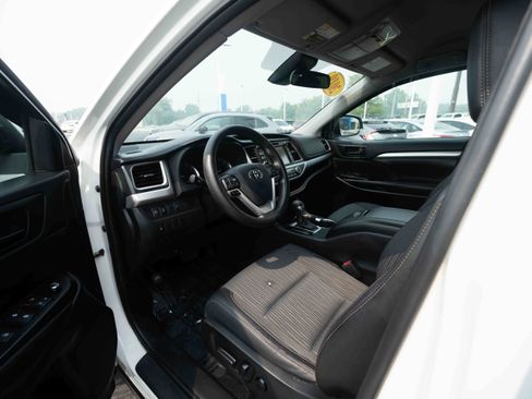 Used 2019 Toyota Highlander Plus AWD/4WD image 8