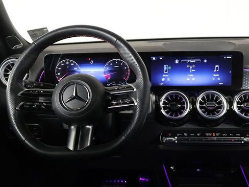 Used 2025 Mercedes-Benz GLB 250 4MATIC image 29