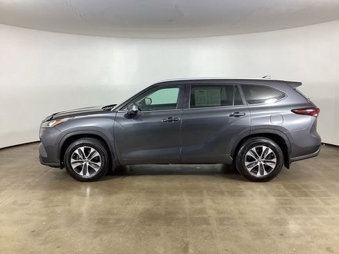 Used 2024 Toyota Highlander XLE AWD/4WD image 17