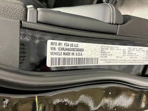 New 2025 Jeep Grand Cherokee Altitude image 14