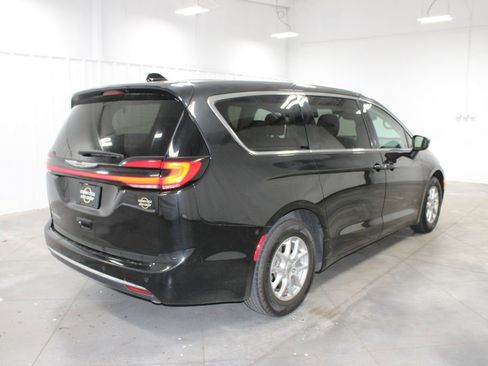 Used 2023 Chrysler Pacifica Touring-L FWD image 9