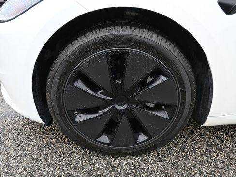 Used 2024 Tesla Model 3 Standard Range RWD image 9