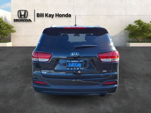 Used 2017 Kia Sorento FWD image 4