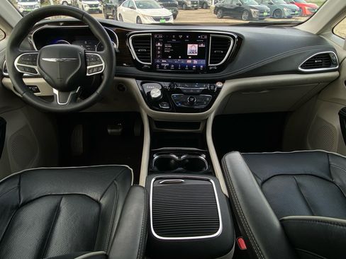 Used 2023 Chrysler Pacifica Limited FWD image 21