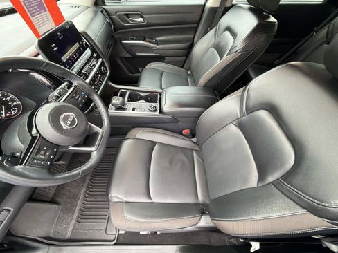 Used 2023 Nissan Pathfinder SL image 3