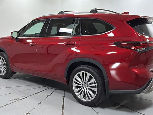 Certified 2025 Toyota Highlander Platinum image 7