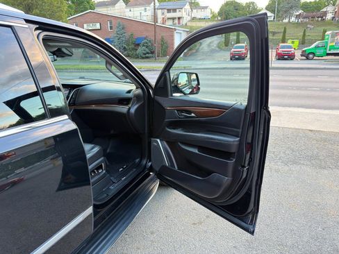 Used 2020 Cadillac Escalade ESV Premium Luxury AWD/4WD image 17