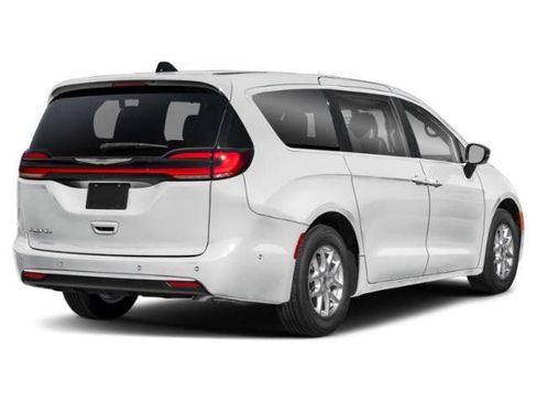 Used 2025 Chrysler Pacifica Select image 2