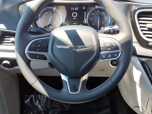 Used 2024 Chrysler Pacifica Touring-L FWD image 14