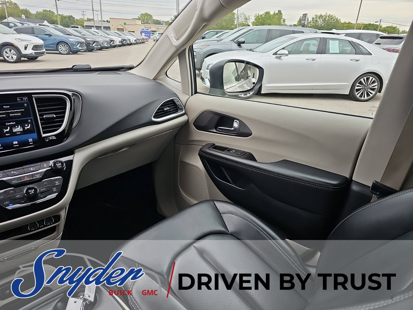 Used 2023 Chrysler Pacifica Touring-L FWD image 22