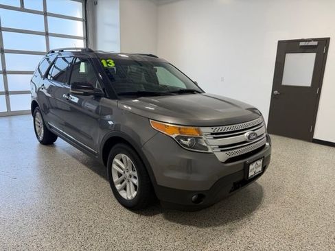 Used 2013 Ford Explorer XLT FWD image 2