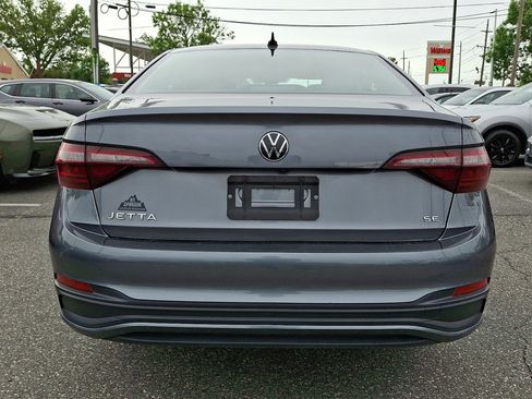 Used 2024 Volkswagen Jetta SE FWD image 4