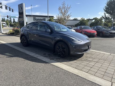 Used 2023 Tesla Model Y Long Range AWD/4WD image 7
