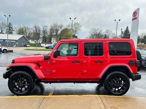 Used 2025 Jeep Wrangler Unlimited Sahara w/ Safety Group image 6