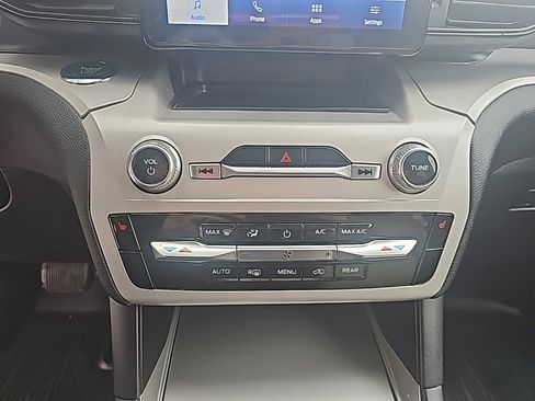 Used 2024 Ford Explorer XLT image 18