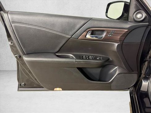Used 2017 Honda Accord Touring image 12