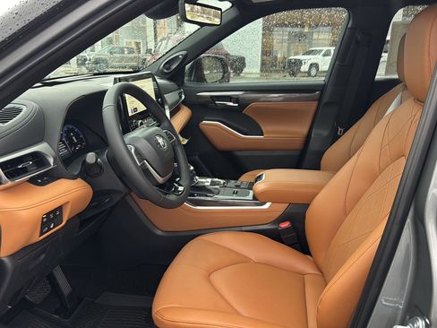 New 2026 Toyota Highlander Platinum image 8