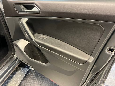 Used 2018 Volkswagen Tiguan SE image 11