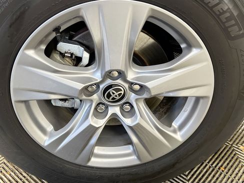 Used 2022 Toyota RAV4 XLE image 14