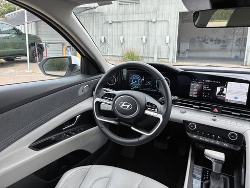 Used 2025 Hyundai Elantra Limited image 36