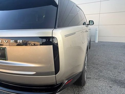 Used 2025 Land Rover Range Rover SE AWD/4WD image 8