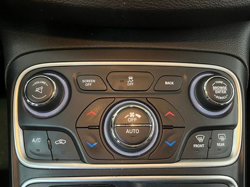 Used 2015 Chrysler 200 Limited w/ Convenience Group FWD image 18
