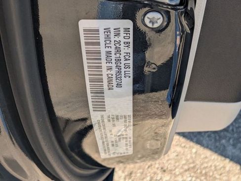 Used 2023 Chrysler Pacifica Touring-L image 39