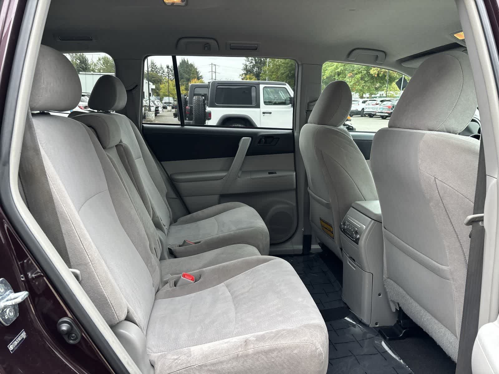 Used 2013 Toyota Highlander 4WD w/ Cold Weather Pkg image 8