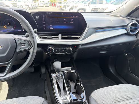 Used 2025 Chevrolet Trax LT FWD image 31