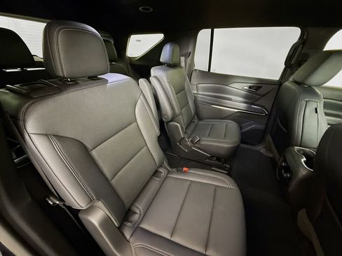 Used 2025 Chevrolet Traverse LT image 28