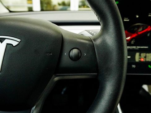 Used 2021 Tesla Model Y Long Range image 27