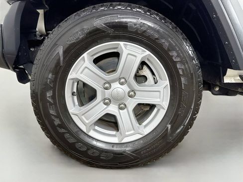Used 2018 Jeep Wrangler Unlimited Sport S AWD/4WD image 35