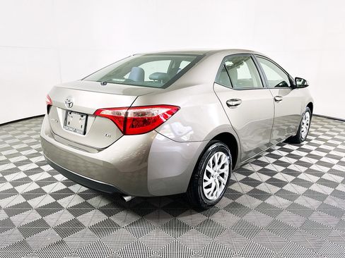 Used 2018 Toyota Corolla LE image 3