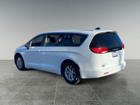 Used 2023 Chrysler Voyager LX FWD image 3