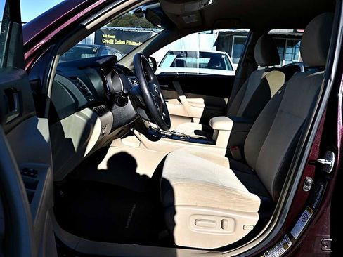Used 2013 Toyota Highlander FWD image 13