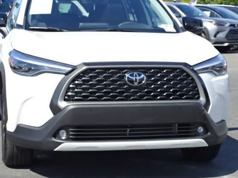 Certified 2025 Toyota Corolla Cross XLE w/ Convenience Package FWD image 4