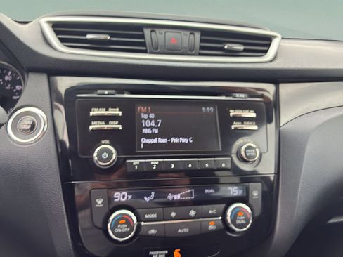 Used 2016 Nissan Rogue SV image 15