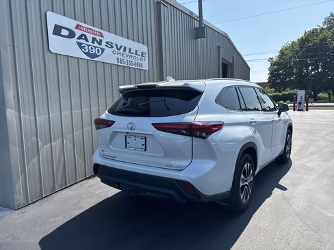 Used 2022 Toyota Highlander XLE AWD/4WD image 5