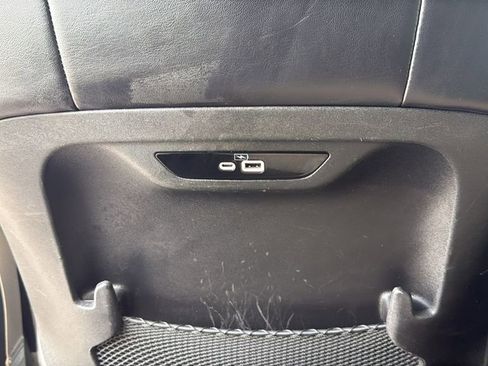 Used 2023 Chrysler Pacifica Touring-L image 18