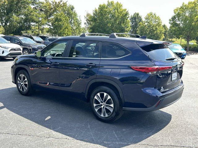 Used 2023 Toyota Highlander XLE FWD image 6