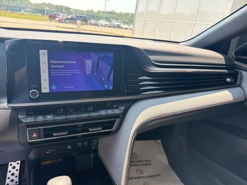 Used 2025 Toyota Camry SE w/ Convenience Package FWD image 22