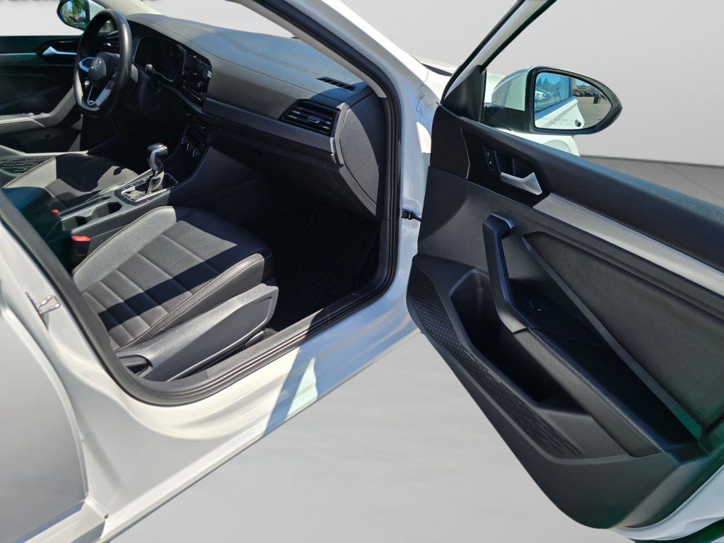 Used 2024 Volkswagen Jetta SE FWD image 25