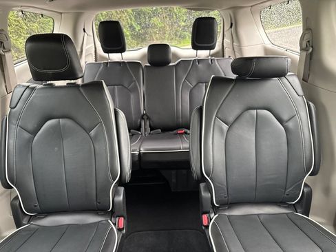 Used 2023 Chrysler Pacifica Limited AWD/4WD image 27