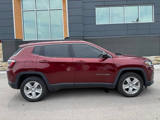 Used 2022 Jeep Compass Latitude w/ Convenience Group AWD/4WD image 2